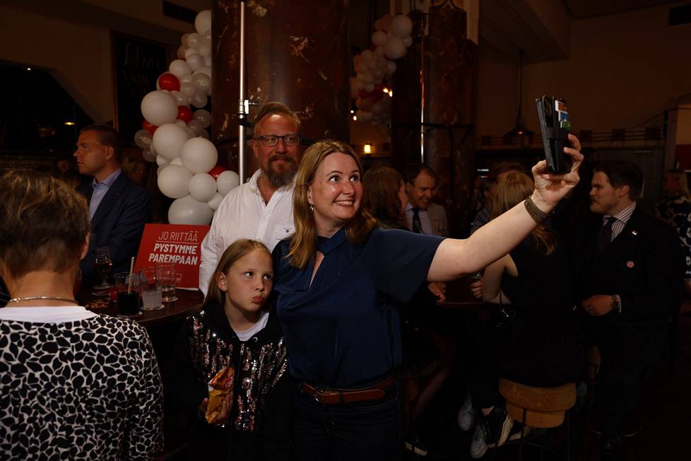 Sdp's EU election candidate Piritta Rantanen took a selfie with Sdp's election supervisors in restaurant Juttutuva.