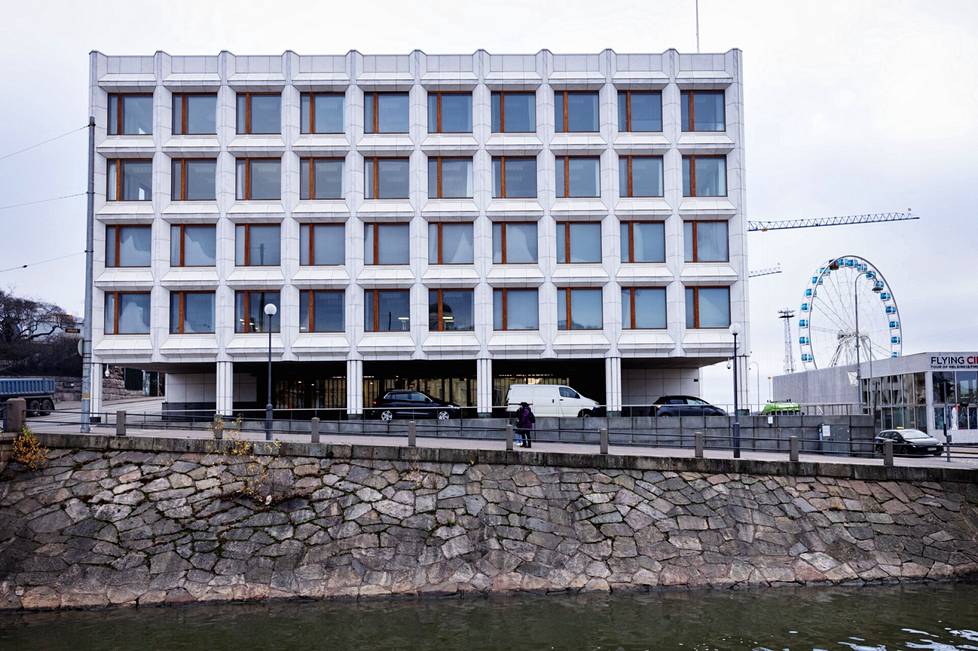 Alvar Aalto näki metsäyhtiö Enso-Gutzeitin pääkonttorin jatkumona Pohjoisesplanadin historiallisille rakennuksille. Arvostelijoiden mielestä marmorilla koristeltu julkisivu varasti huomion muilta arvorakennuksilta.