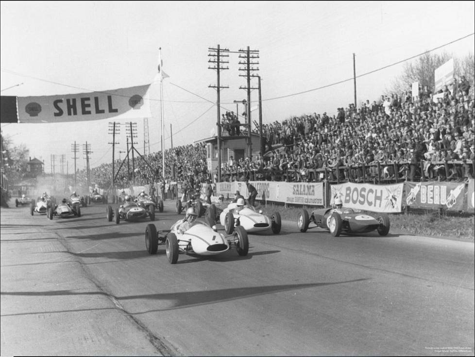 Eläintarhan ajojen viimeiseksi jäänyt lähtö 19. toukokuuta 1963. Edessä Curt Lincolnin ajama valkoinen Brabham.