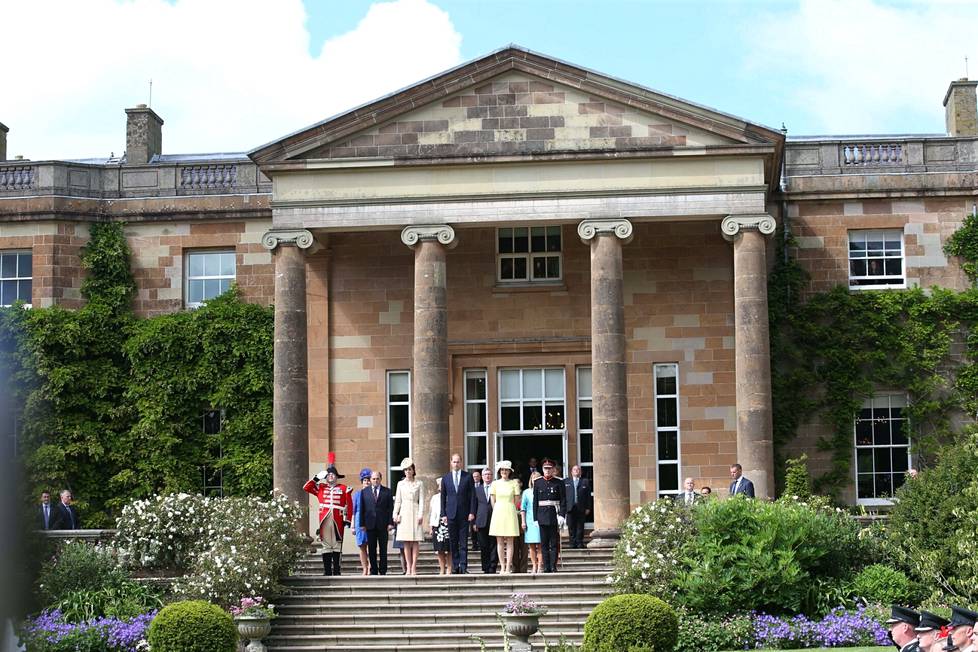 Prinssi William ja hänen puolisonsa Catherine Hillsborough'n linnan edessä kesällä 2016.