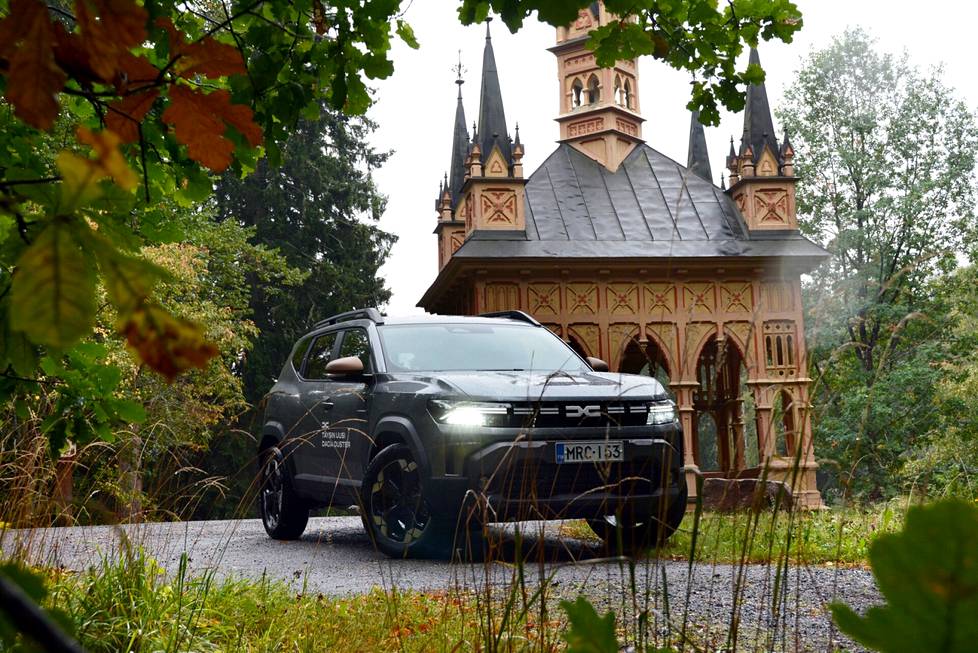 The new design makes Duster externally comparable to more expensive competitors. Here is the light hybrid version of the car, where electric assistance is used, for example, to start off. The car was filmed in the scenery of Aulango in Hämeenlinna.