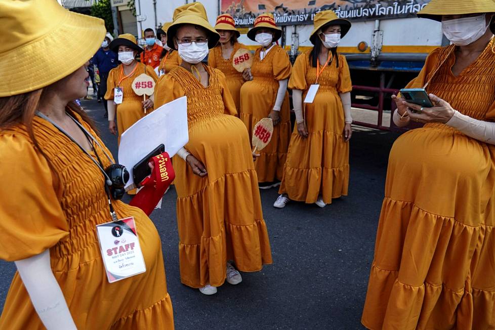 Thaimaan Bangkokissa osa marssijoista vaati uudistuksia työlainsäädäntöön pukeutuneina raskaina oleviksi naisiksi. 