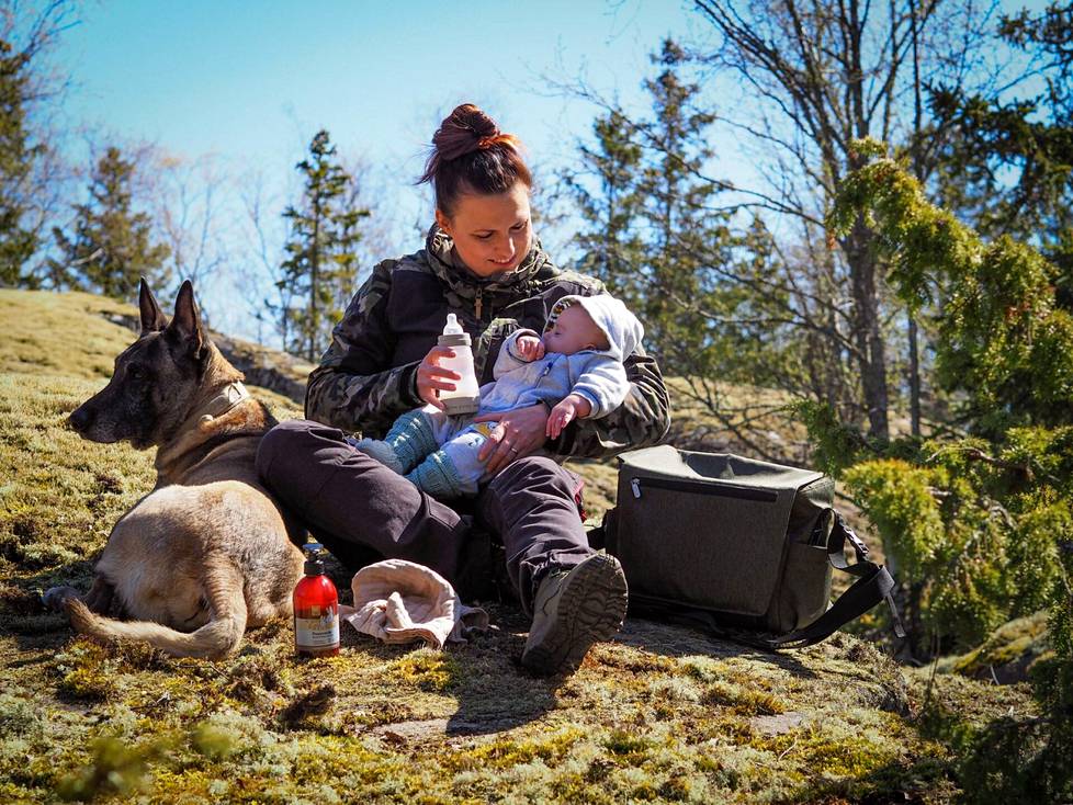 Anne Nikkisen perhe viettää paljon aikaa metsässä koirien kanssa, ja jos Isakin kakkavaippa pitää kesken kaiken vaihtaa, on pesuvoide korvaamaton apu. 