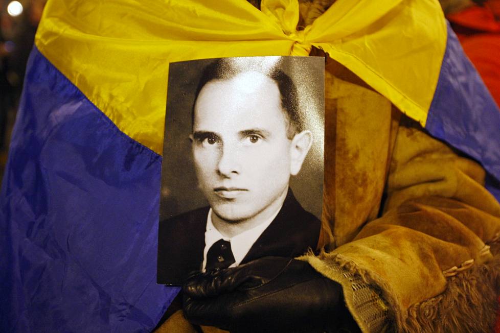 Mielenosoittaja kantoi Stepan Banderan valokuvaa vuonna 2017 Kiovassa. Bandera oli syntynyt vuonna 1909 Ukrainassa alueella, joka kuului tuolloin Itävalta-Unkariin.