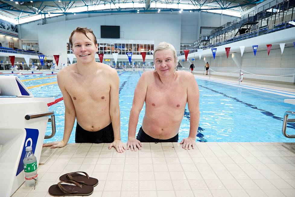 Mäkelänrinteen uimakeskuksen ovat avautuivat tiistaina. Tuukka Palonen ja Sami Koivuniemi iloitsevat ensimmäisestä uintipäivästä.