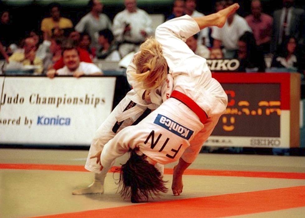 Annikka Mutanen lentää kaksinkertaisen maailmanmestarin Sharon Rendlen heittoon MM-kisoissa Japanin Chibassa 1995.