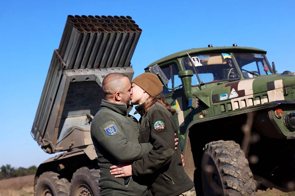 Andriy ja Tetiana suutelivat etulinjan lähellä Etelä-Ukrainassa maanantaina.