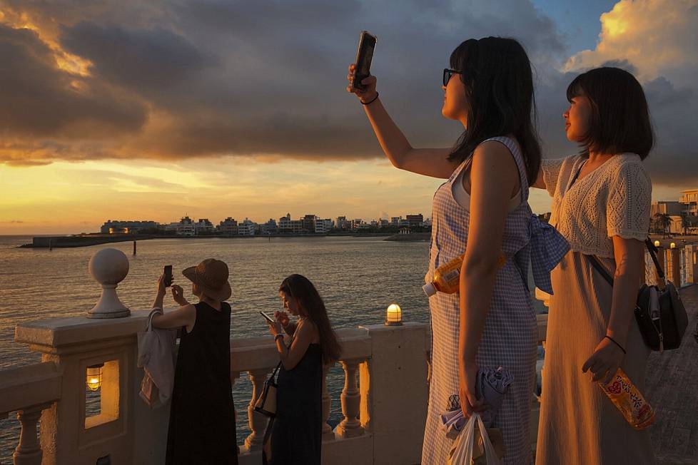 The sunset woke up people's inner photographer.  Okinawa is one of the most popular tourist destinations among Japanese people.