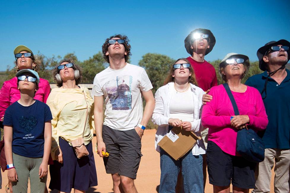 Väkijoukko katselee täydellistä auringonpimennystä 35 km:n päässä Exmouthista Länsi-Australiassa.