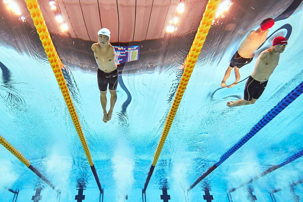 Kiinan joukkueen Weiyi Yuan ja Ukrainan Jaroslav Semenenko uivat Tokion paralympialaisissa elokuussa 2021.