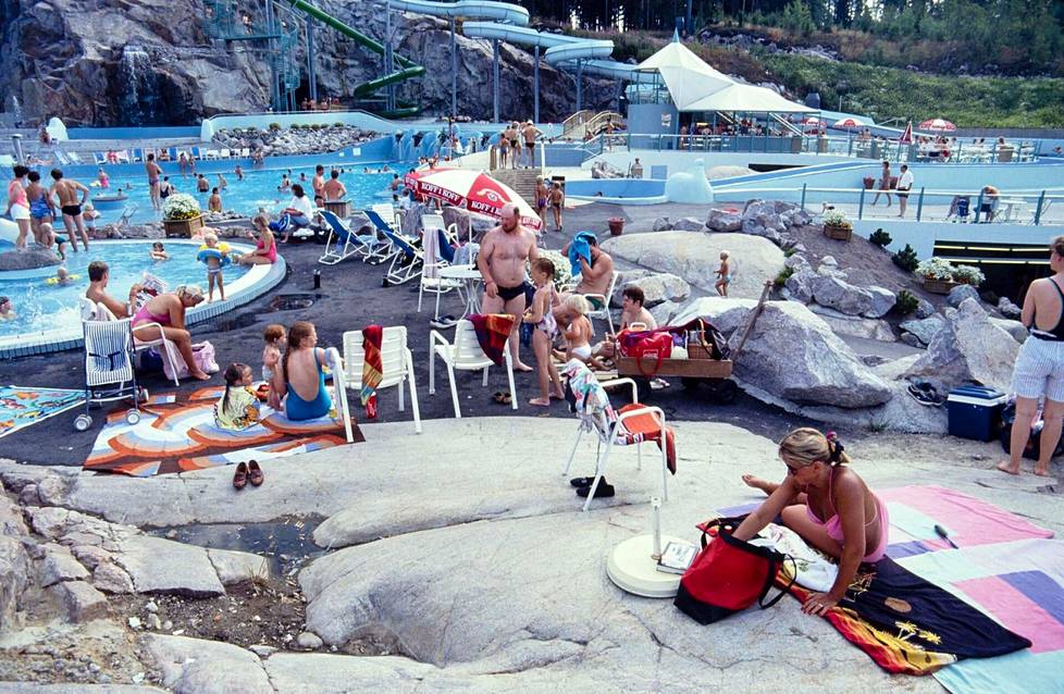 Ihmisiä vesipuisto Serenassa elokuussa 1991.