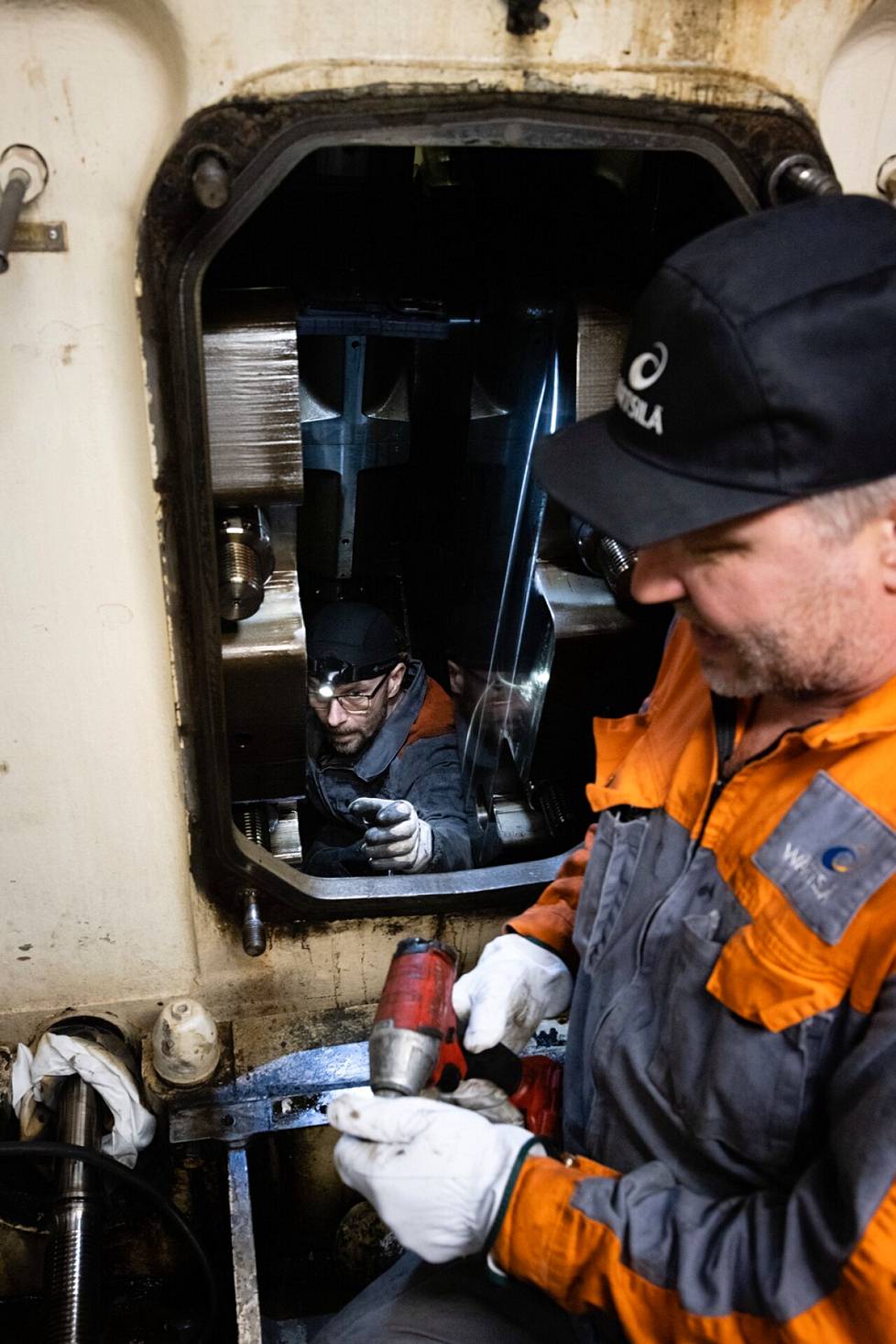 Wärtsilä's service technician Jari Pelkonen (left) replaces the main bearing frame bearing.  Colleague Toni Waltzer assists.