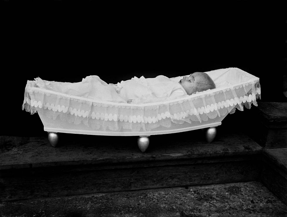 Todennäköisesti Villa Toivolassa kuollut vauva arkussaan. Kyseessä saattaa olla palvelusväen lapsi.