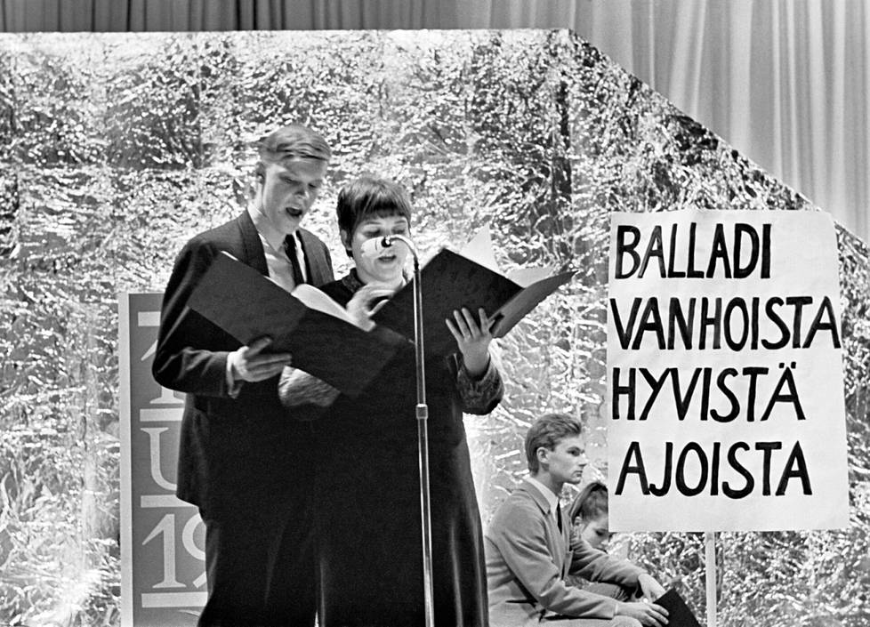 Vesa-Matti Loiri ja Kaisa Korhonen esittivät Balladin vanhoista hyvistä ajoista istuvan presidentin ja presidenttiehdokkaan Urho Kekkosen vaalishow’ssa Helsingin messuhallissa 8. tammikuuta 1968. 