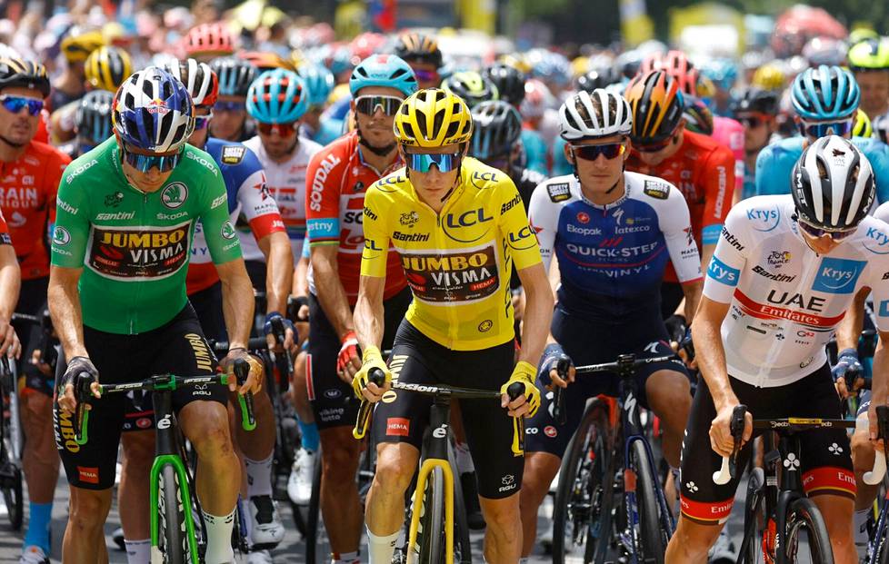 Tanskalainen Jonas Vingegaard lähdössä Tour de Francen etapille johtajan keltainen paita yllään 14. heinäkuuta vuonna 2022.