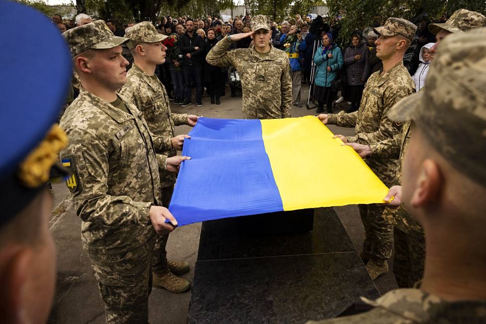Eversti Myhailo Matjušenkon tuhkauurna verhottiin Ukrainan lippuun.