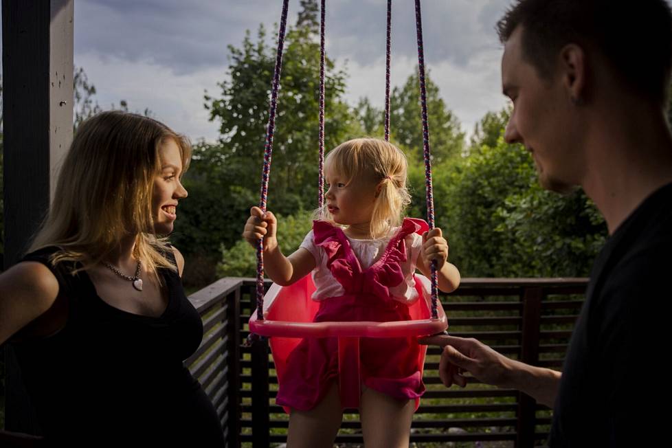 Kaksivuotias Evelyn Jortikka saa tänä kesänä pikkuveljen. Vanhemmat Elisa Salomaa ja Jani Jortikka päättivät keväällä 2020, että lapsi saa ”tulla kun on tullakseen”.