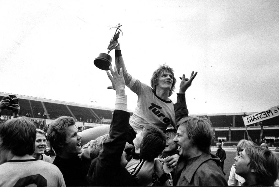 Olavi Rissanen juhli Helsingin Olympiastadionilla Suomen mestaruutta kaudella 1974 KuPSin voitettua HJK:n 4-2.