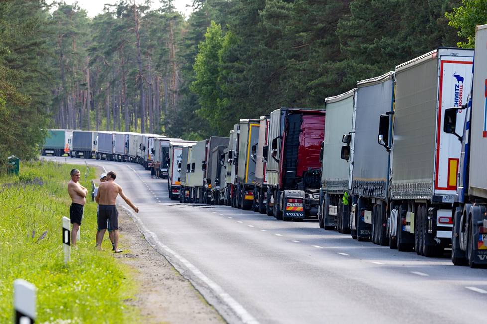 Liettua on kieltänyt EU:n pakotteiden piiriin kuuluvien tuotteiden rautatiekuljetukset maidensa kautta Venäjälle kuuluvaan Kaliningradiin. Lähes kuusi kilometriä pitkä 260 raskaan ajoneuvon jono odotti pääsyä Valko-Venäjälle Suwałkin käytävän kaakkoispäässä.