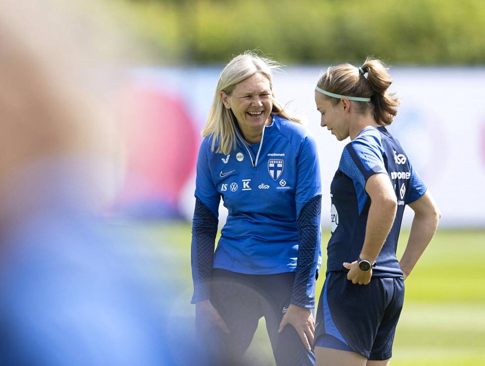 Suomen päävalmentaja Anna Signeulill oli hauskaa Heidi Kollasen kanssa joukkueen harjoituksissa Stowe Schoolin kentällä Englannissa.