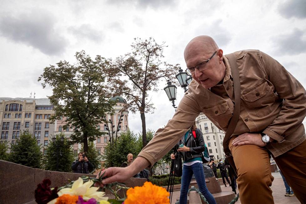 Valeri Solovei laski kukkia Moskovan Puškininaukiolla elokuussa 2020 osoittaakseen tukea Venäjän ja Valko-Venäjän opposition mielenosoittajille.