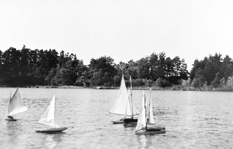 Pienoispurjeveneitä huvila Åsan rannassa 1910-luvulla.