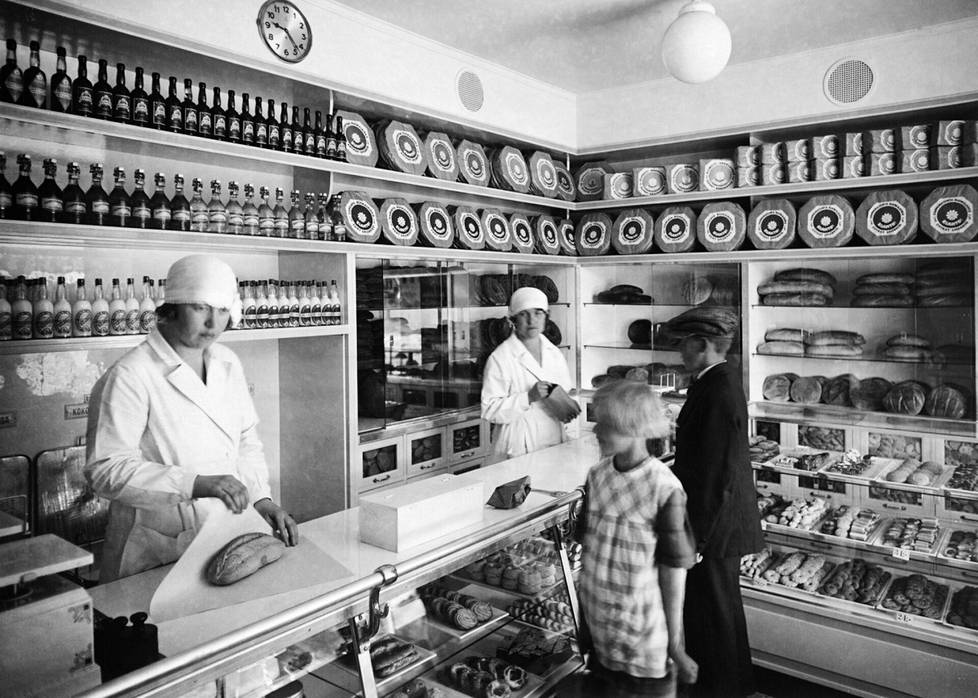 Myyjä käärii leipää kääreeseen Elannon leipämyymälässä Mäkelänkadulla Helsingissä 1930-luvulla. 