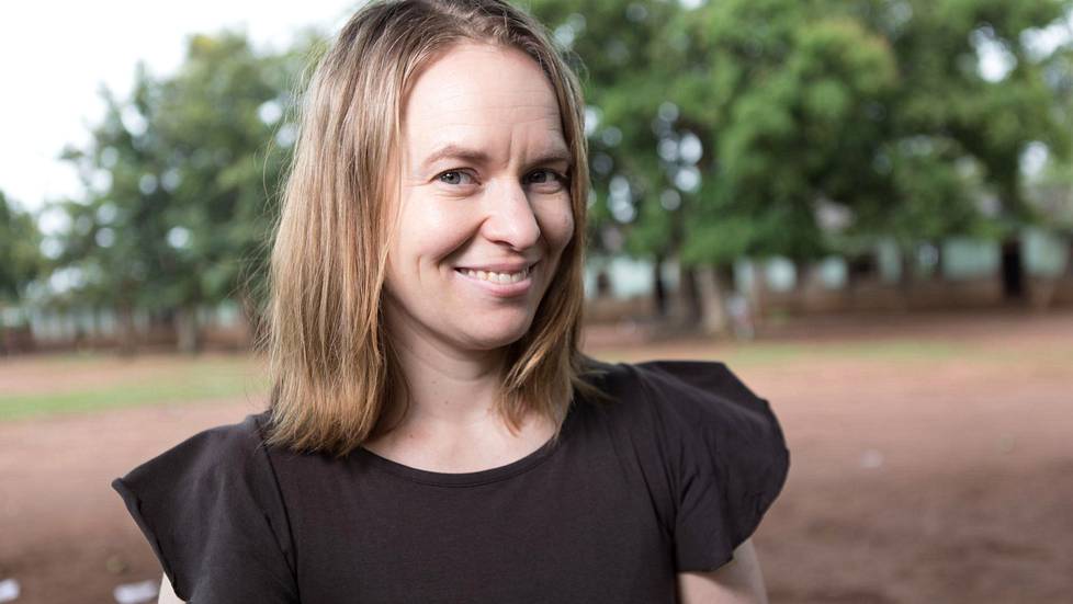 Kirjailija ja viestintäyrittäjä Satu Rämö vieraili ugandalaisten kylien kouluissa Keski-Afrikassa keväällä 2018.