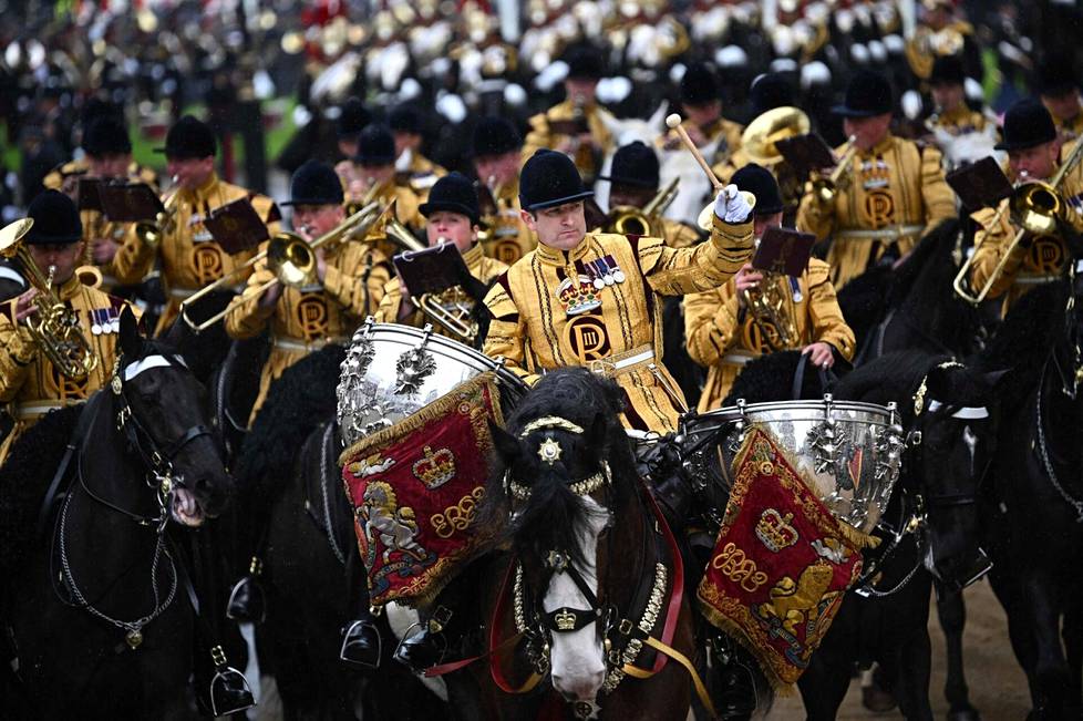 Household Cavalryn jäsenet osallistuivat kulkueeseen kohti Westminster Abbeytä.