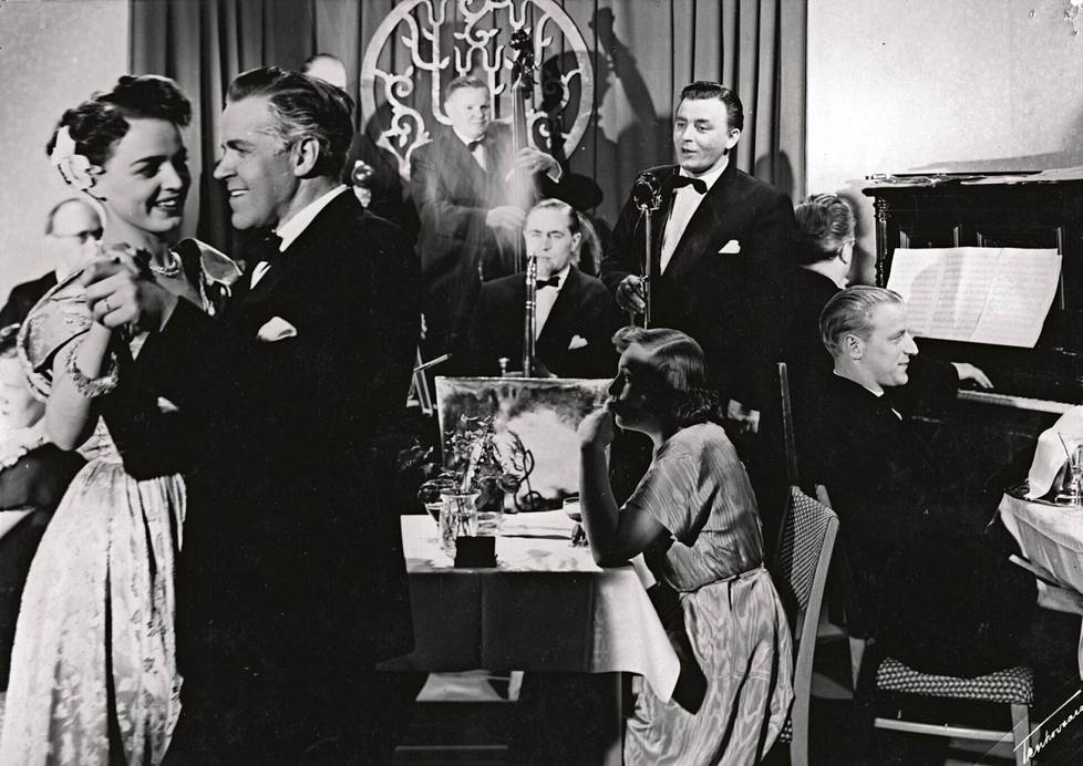 Olavi Virta esiintymässä laulusolistina vappujuhlassa elokuvassa Vihaan sinua – rakas (Laine, 1951). 