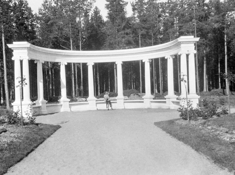 Pylväikkö urakoitsija Jalo Syvähuokon huvilan puutarhassa Vuosaaressa kuvattuna vuonna 1930.