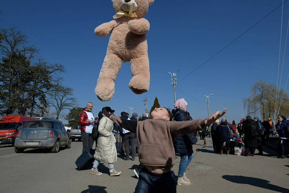 Ukrainasta saapunut poika heitti nallen ilmaan saatuaan sen rajan ylityksen jälkeen Siretissä Romaniassa.
