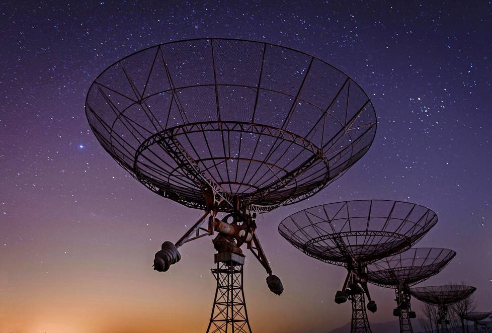 Radioteleskoopit etsivät viestejä maailmankaikkeudesta.