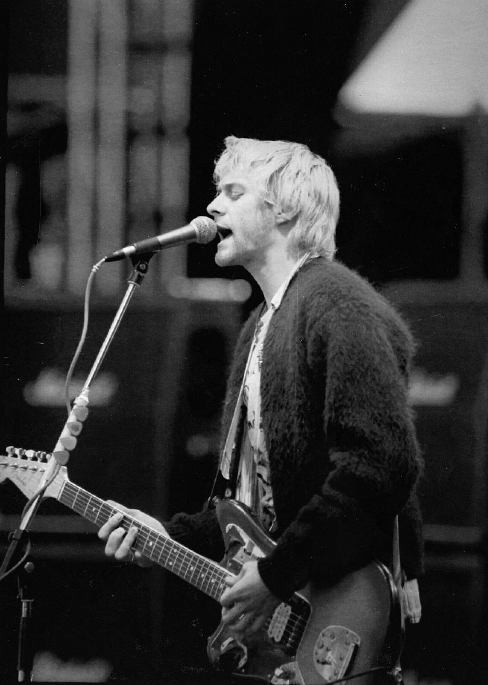 Nirvana-yhtyeen Kurt Cobain ei tekoälynä muista käyneensä Ruisrockissa, mikä sinänsä sopisi päihteisiin perehtyneen rocktähden muistiongelmiin. Kuvassa Kurt Cobain Ruisrockissa 1992.