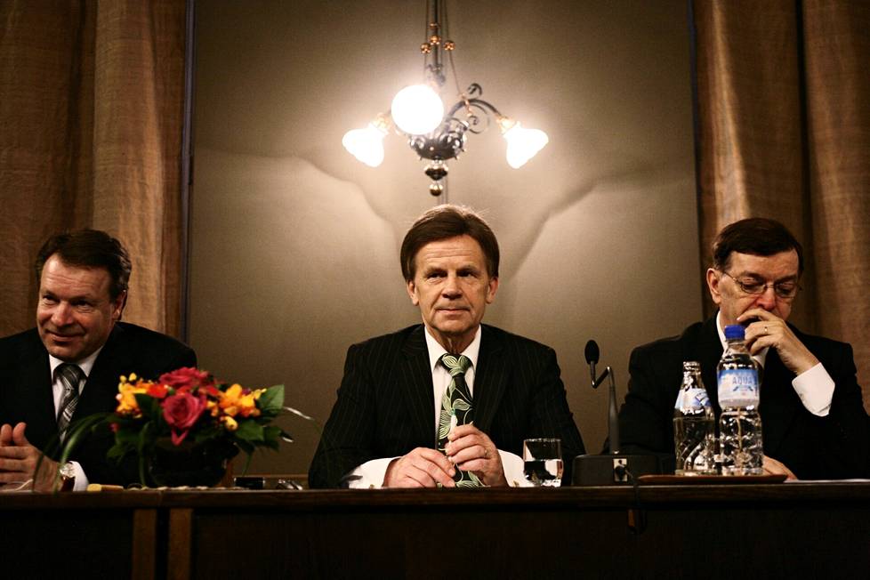 Uuden hallituksen tiedotustilaisuus Säätytalolla huhtikuussa 2007. Pöydän takana Ilkka Kanerva (kok), Mauri Pekkarinen (kesk) ja Paavo Väyrynen (kesk). 