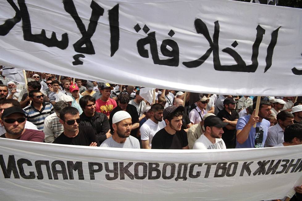Hizb ut-Tahririn kannattajat saivat kokoontua vapaasti kesäkuussa 2013 Simferopolissa Ukrainan hallitessa Krimiä. ”Islam on opas elämään”, lukee alemmassa banderollissa.