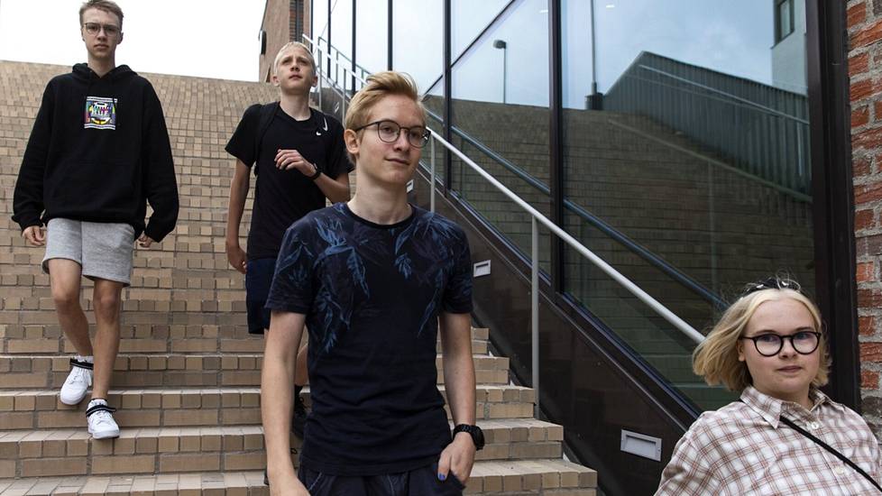 Peppi Klasila, Perttu Hovi, Rasmus Lipsanen ja Elias Kottonen aloittivat viime torstaina lukio-opinnot Vuosaaren lukiossa.