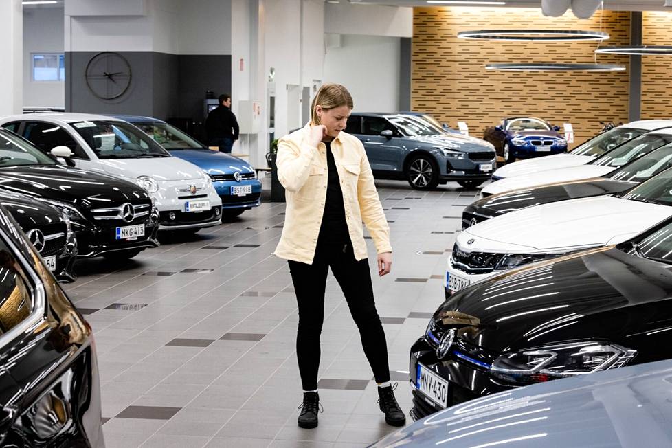 Anna-Mari Halmkrona esitteli autoja J. Rinta-Joupin liikkeessä Espoossa. Kuvauspäivänä hän oli myynyt kolme vaihtoautoa asiakkaille.