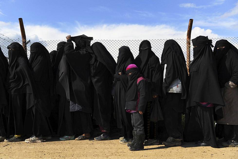 Naisia ja lapsia al-Holin leirillä Itä-Syyriassa huhtikuussa. Leirin ihmismäärä on yli 70 000.