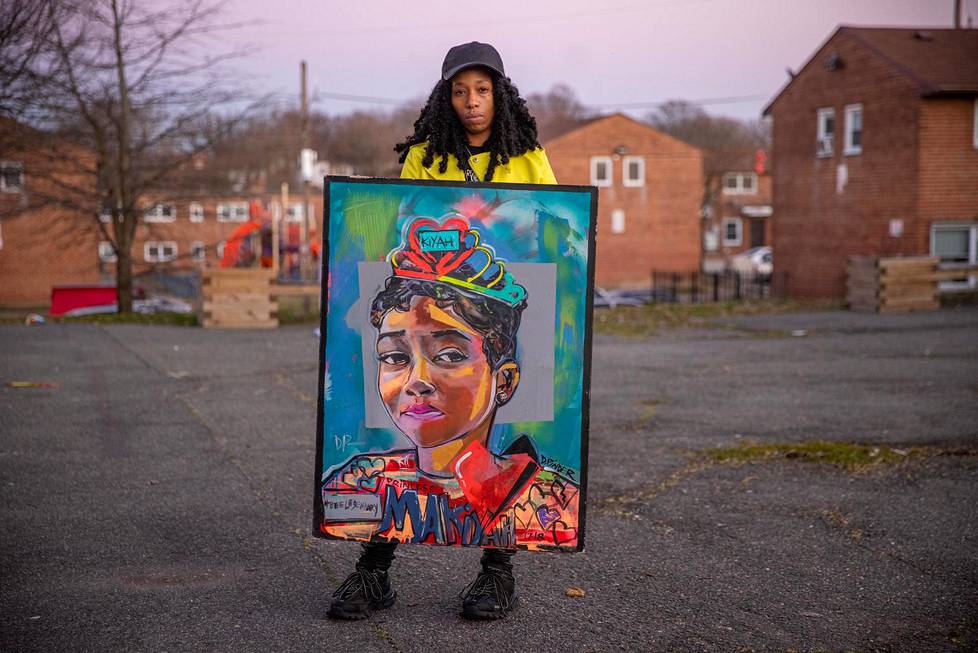 Donetta Wilsonin 10-vuotias tytär Makiyh kuoli harhaluotiin heinäkuussa 2018. Äiti esittelee maalausta tyttärestään rikospaikalla.