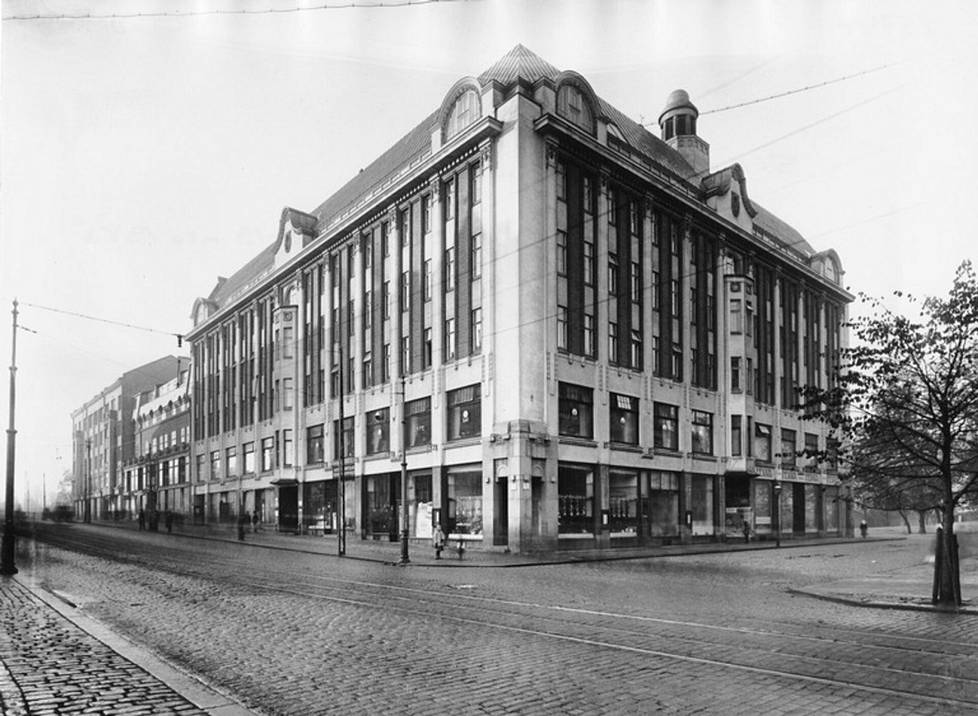 Siltalan liiketalo valmistui vuonna 1913-1914. Tavaratalo aloitti toimintansa 1920-luvulla.