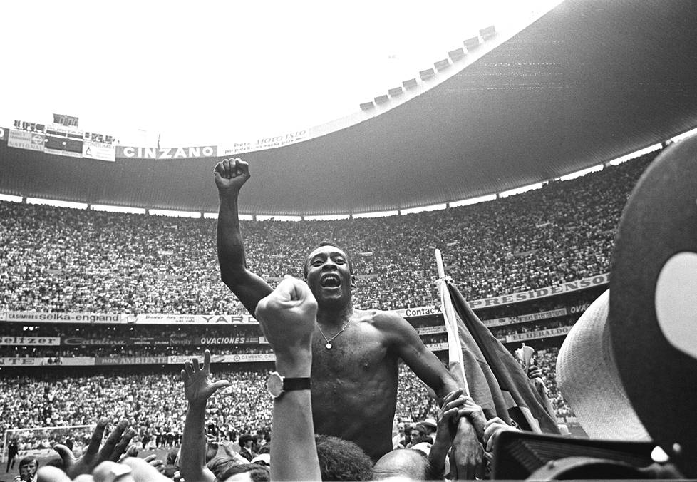 Pelé juhli mestaruutta vuoden 1970 MM-kisoissa.