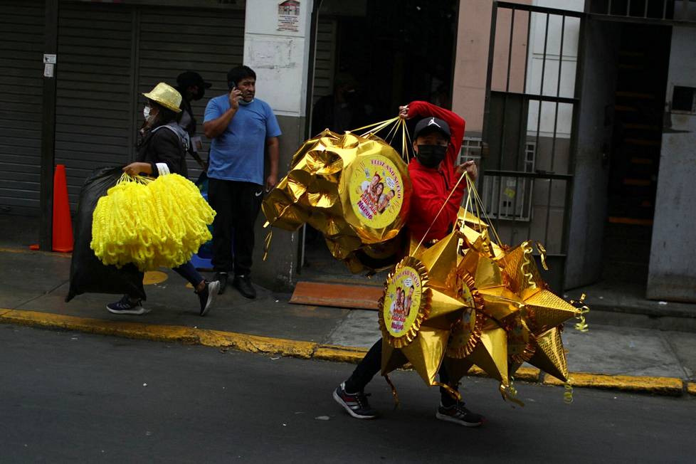 Limassa valmistauduttiin juhliin perjantaiaamuna. Torimyyjä kantoi Piñatoja.