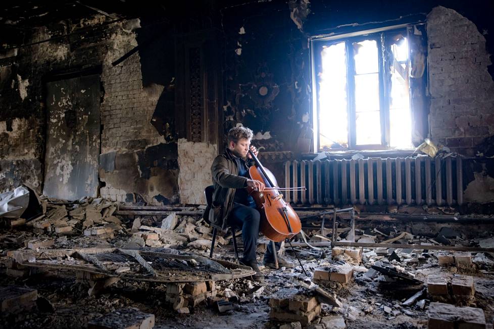 28. huhtikuuta, Irpin. Suomalainen Lukas Stasevski käy soittamasa selloa sodan raunioittamissa taloissa. Irpinin kulttuuritalo pommitettiin, jonka seurauksena se myös paloi pahoin. 