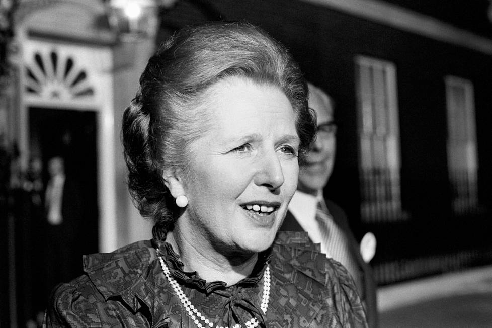Pääministeri Margaret Thatcher virka-asuntonsa edessä kesällä 1982 kerrottuaan brittiparlamentin alahuoneessa Argentiinan antautumisesta.