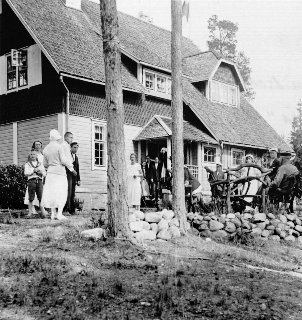 Kuulapeli bocciaa pelataan huvila Åsan pihalla Kallahdessa juhannuksena 1924.