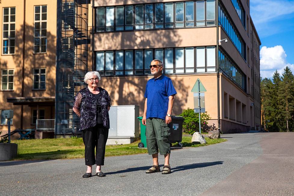 Leena ja Eero Kivelä Ahveniston tuberkuloosiparantolan edessä Hämeenlinnassa. Sairaala oli Leenan työpaikka. Eero sairasti tuberkuloosin Oulaskankaan parantolassa.