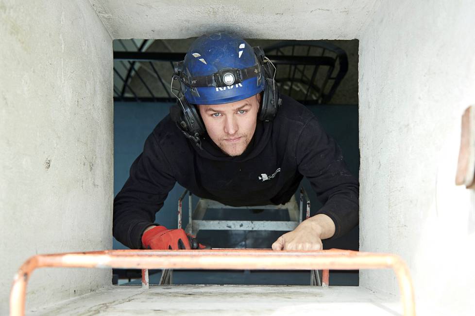 Atte Mansner Suomen Laatusukituksesta kiipeää katolle tarkastamaan työn jälkeä. 