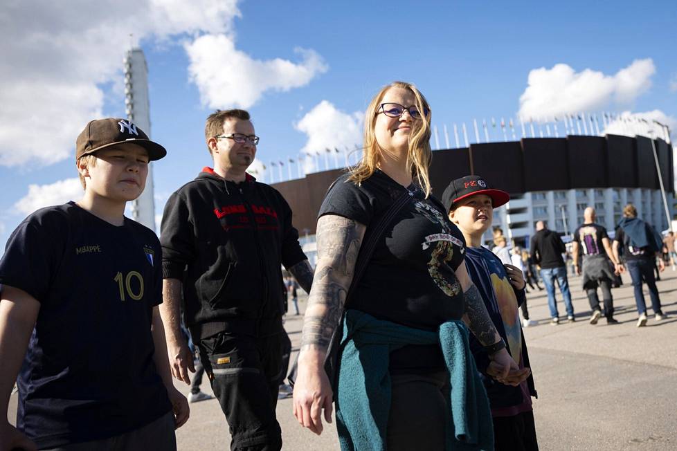 11-year-old Mio (left) and Olli, who belong to the Ojatalo family, were escorting Jenni and 9-year-old Neo to the concert.  Olli Ojatalo had a ticket to Sunday's concert, while Mio wasn't going to either gig.  It didn't bother him.  Jenni Ojatalo says that she has been listening to Metallica since she was a child and that she has seen the band before, for example, in Suvilahti.  