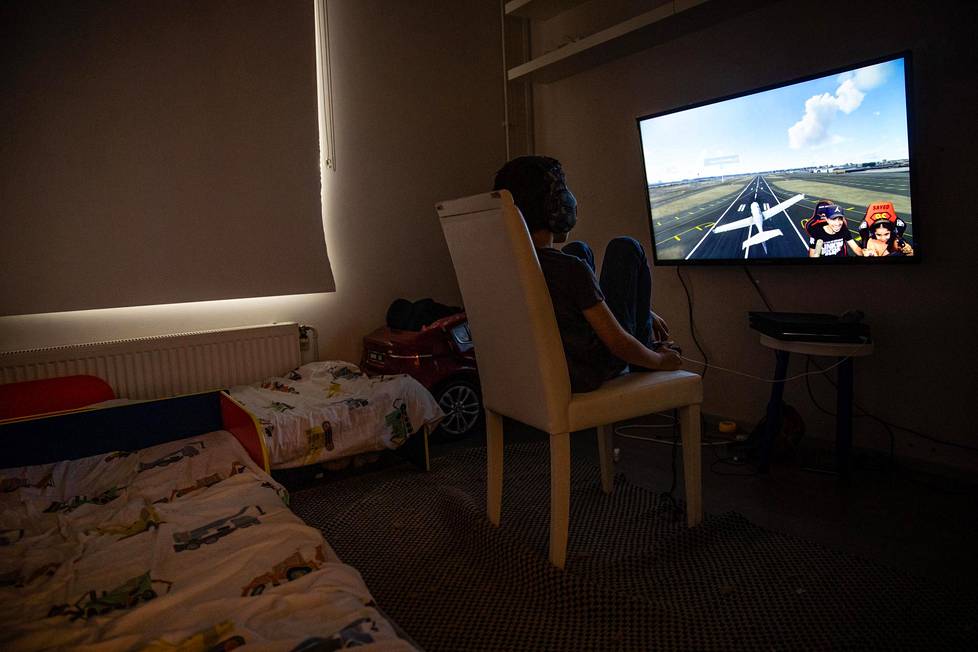 Poikien huoneessa on sängyt ja perheen televisio, jolla voi myös pelata.